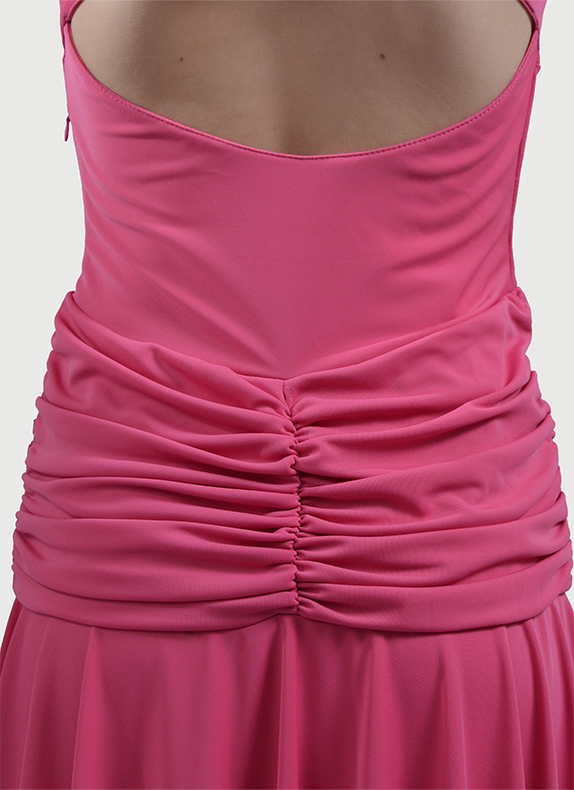 Vestido mido rosa fruncido con espalda abierta